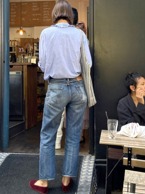 Jean boyfriend court sur la cheville + Furlanes = le bon mix