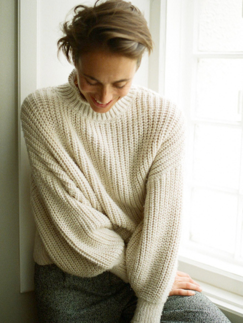 Pull oversize blanc cass + coupe courte espigle = le bon mix
