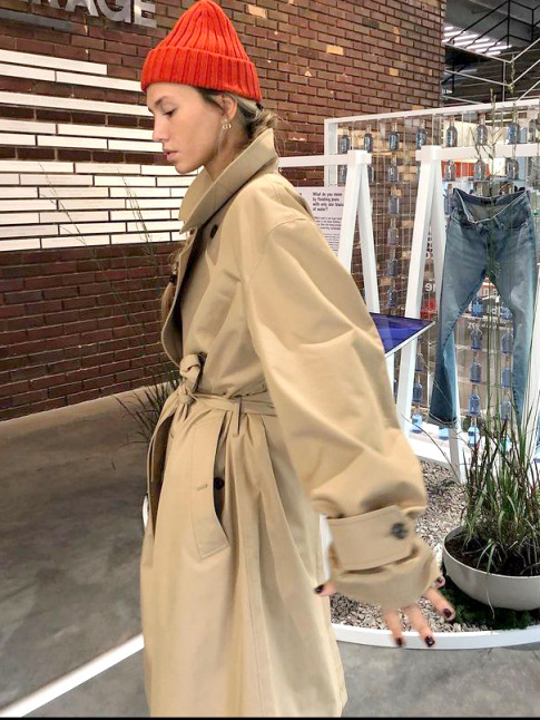 Trench oversize ceintur + bonnet color = le bon mix