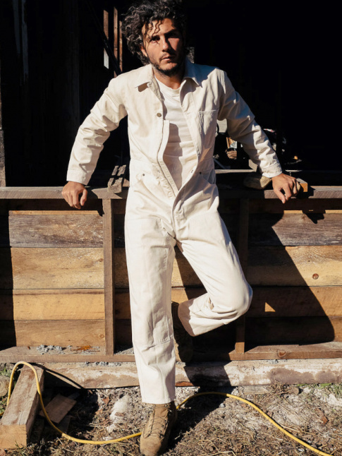 On piquerait bien la combi de ce bel homme !