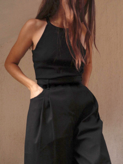 Top moulant + pantalon large + monochrome = le bon mix