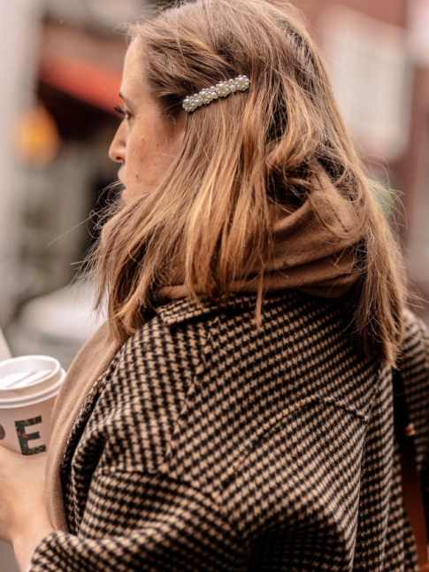 Rien de tel qu'un accessoire scintillant pour drider un manteau d'hiver !