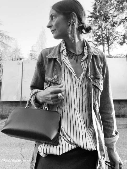Veste en jean + chemise fluide raye + coiffure sage + sac rigide + collier audacieux = le bon mix