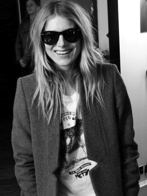 Blazer + tee-shirt graphique + lunettes de soleil = le bon mix