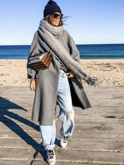 Rien de tel qu'un sac rigide pour contrebalancer le moelleux loose d'une tenue !