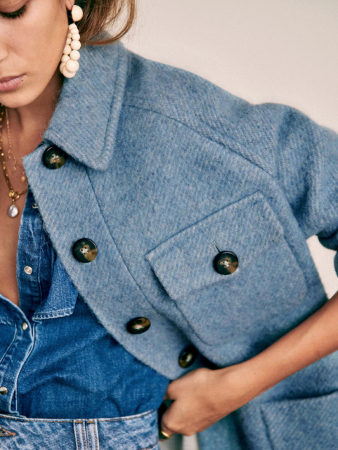 Finaliser un mix and match de denims par une pice en drap de laine bleu ciel : une ide  copier !