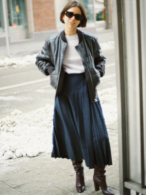 Blouson bomber + jupe longue plisse + bottes seventies = le bon mix