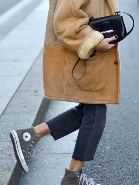 Longue veste en shearling + slim 7/8 + converses montantes = le bon mix