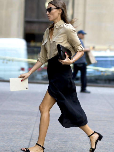 Rien de tel qu'une chemise kaki light pour twister un look chic !