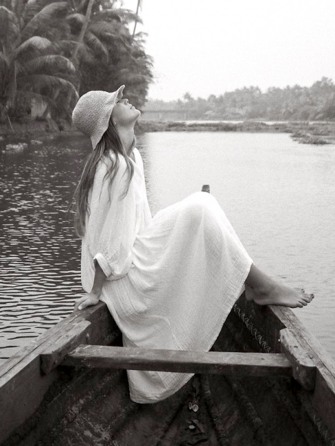Wanted : une longue robe blanche tout-terrain !