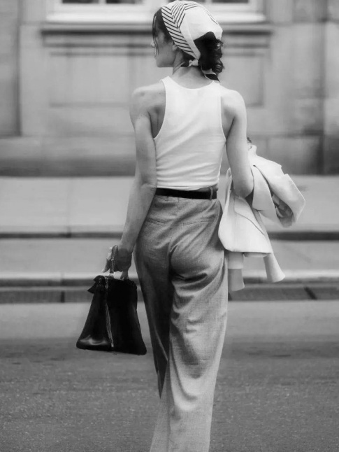 Pantalon  pinces + marcel = le bon mix