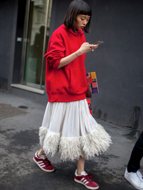 Sweat-shirt oversize + jupon sophistiqu + baskets = le bon mix