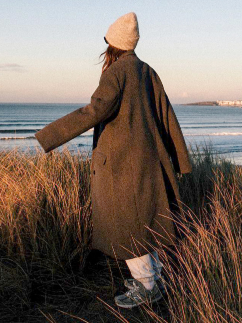 Pardessus + New Balance + bonnet + bord de mer = le bon mix