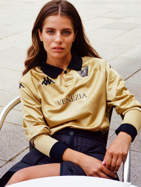 Ne jamais hsiter  introduire un produit 100% sportswear au sein d'une tenue citadine !