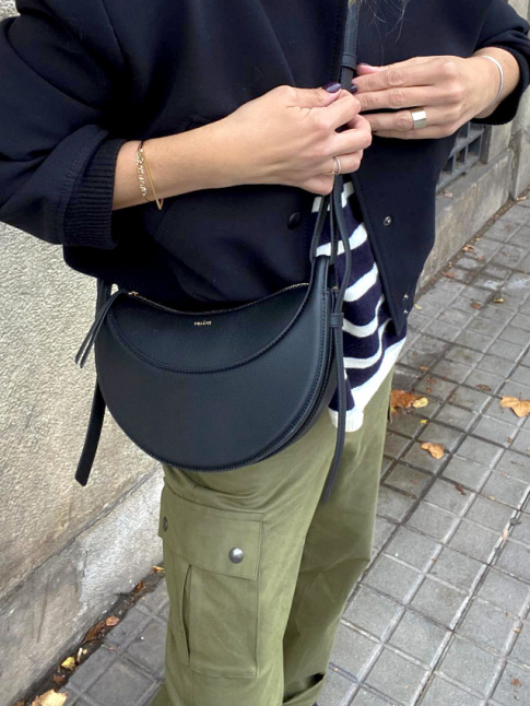 Rien de tel qu'un sac rigide minimaliste pour upgrader une tenue casual !