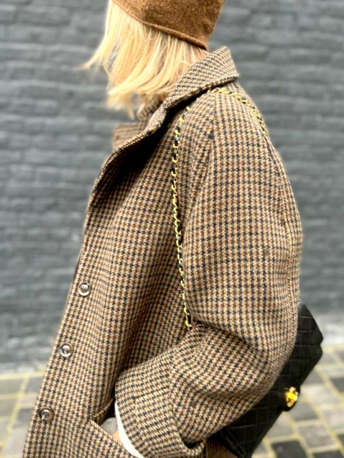 Mêlant manteau country british et sac iconique, ce look a tout bon !