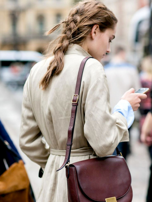 Sac Céline + coiffure coiffée/décoiffée + trench = le bon mix