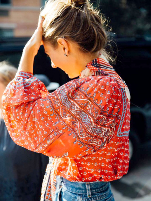 Jean taille haute + ample blouse imprimée = le bon mix