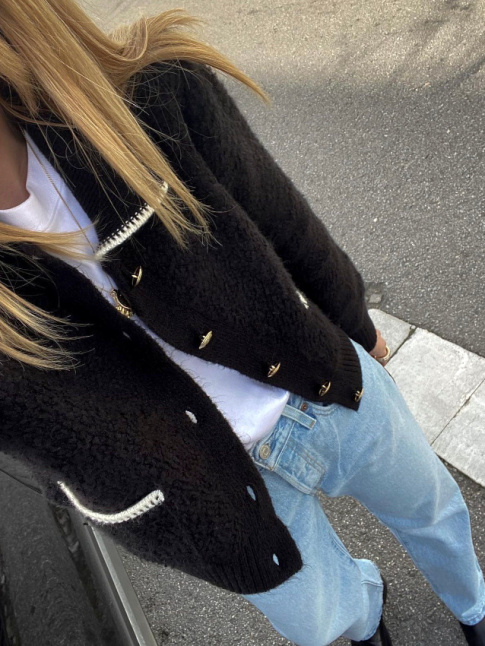 Gilet chanelien + jean droit bleu délavé = le bon mix
