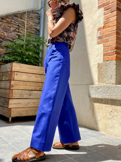 Mlant taille haute, jambes larges et bleu indigo, ce pantalon a tout bon !