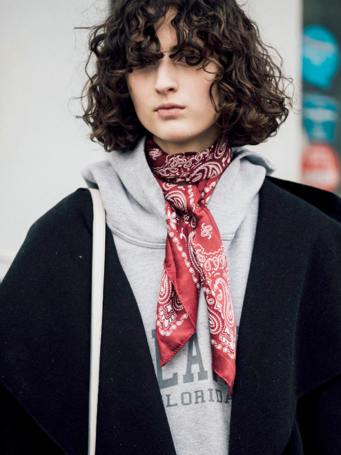 Bandana soyeux + sweat  capuche = le bon mix