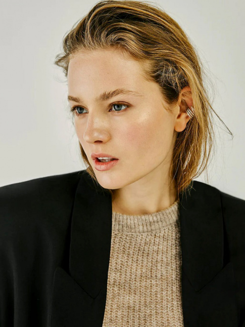Bijou tribal chic + tailoring + maille cosy = le bon mix