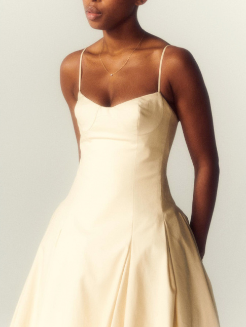 Mlant romantisme et minimalisme, cette robe a tout bon !