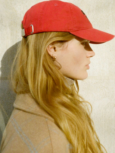 Rien de tel qu'un accessoire color pour rveiller un pardessus camel !