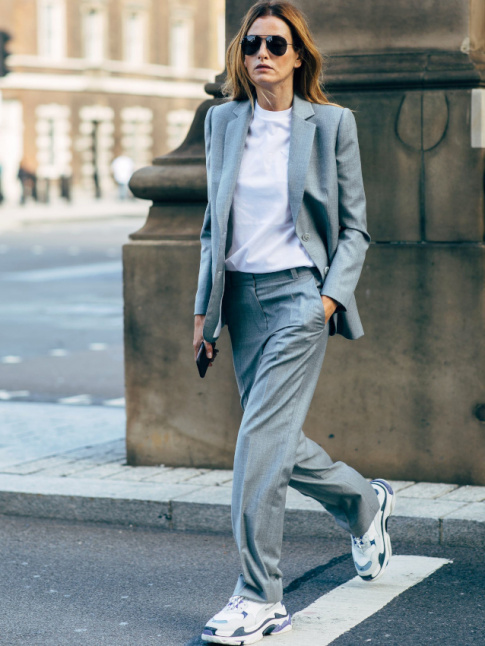 Costume + tee-shirt blanc = le bon mix