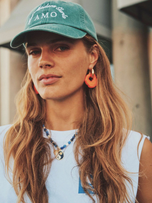Casquette verte + bijou corail = le bon mix