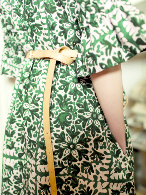 Robe romantique + longue ceinture minimaliste = le bon mix