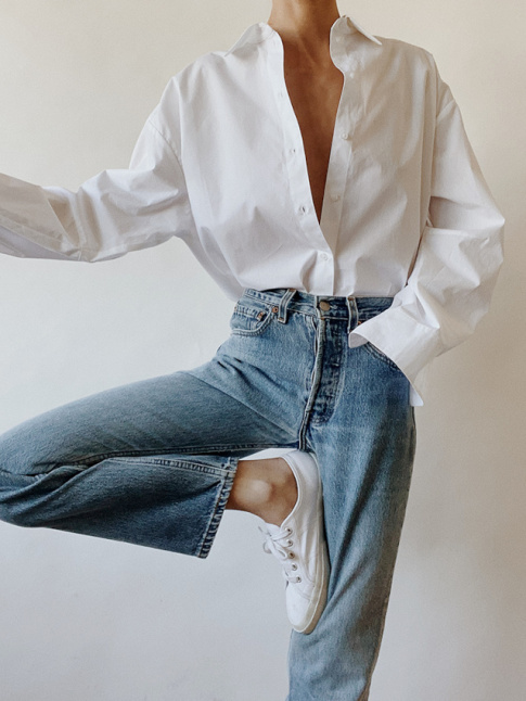 Rien de tel qu'une chemise blanche masculine un peu grande pour accompagner le duo Keds/jean droit 7/8 !