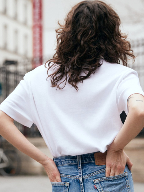 Tee-shirt blanc et jean Levi's : un duo aussi intemporel qu'efficace !