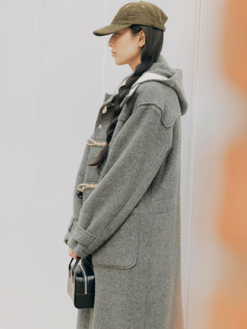 Rien de tel qu'une casquette sportswear pour twister un traditionnel duffle-coat !