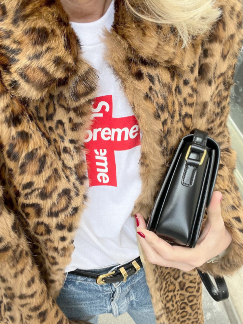 Lopard + tee-shirt avec une touche de rouge = le bon mix