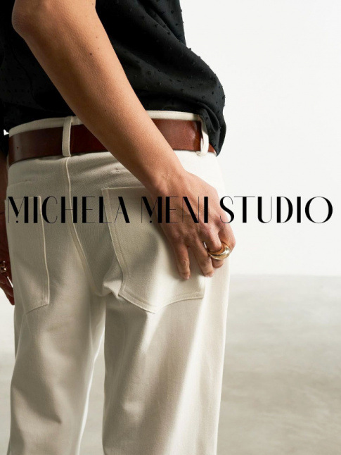 Wanted : un jean large blanc taille basse retenu par une grosse ceinture en cuir marron !