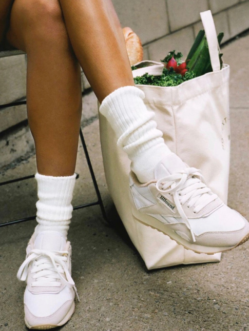 Runnings + chaussettes douillettes ton sur ton + jambes bronzes = le bon mix