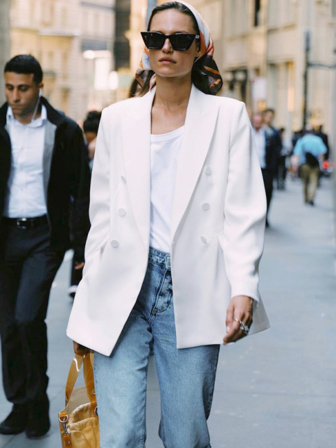 Rien de tel qu'un long foulard port en fichu pour accompagner une tenue boyish !