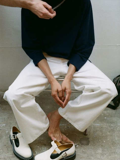 Difficile d'galer l'impact intemporel/casual chic du duo pull bleu marine/pantalon blanc large...