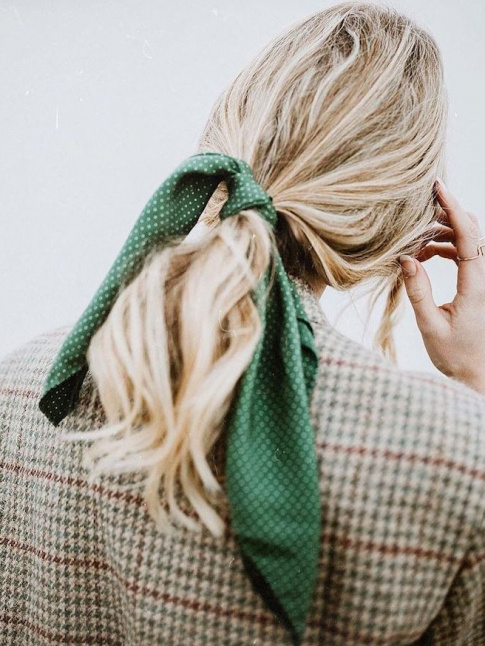 Rien de tel qu'un foulard color nou sur une queue de cheval pour twister un blazer classique !