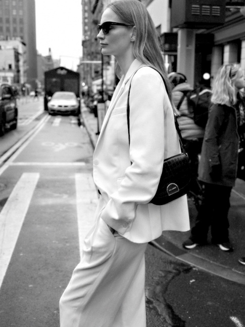 Choisi  peine loose, le costume gagne en subtile nonchalance