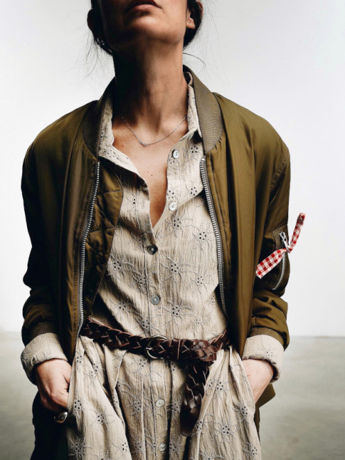 Broderie dlaves + bomber kaki = le bon mix