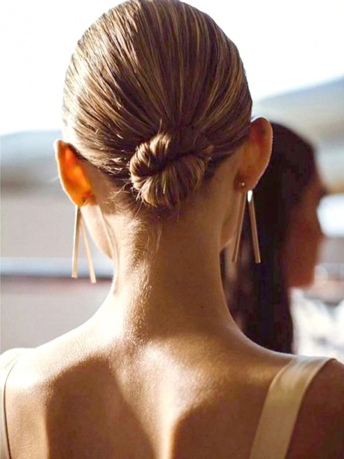 Chignon de danseuse + boucles d'oreilles minimalistes = le bon mix