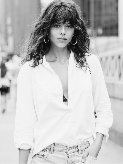 Boucles + croles + look ultra simple = le bon mix