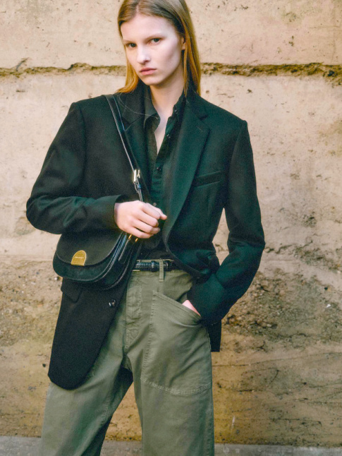 Pantalon militaire + blazer esprit smoking = le bon mix