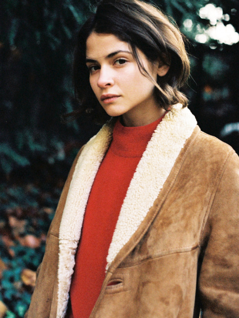 Veste en shearling + pull rouge = le bon mix