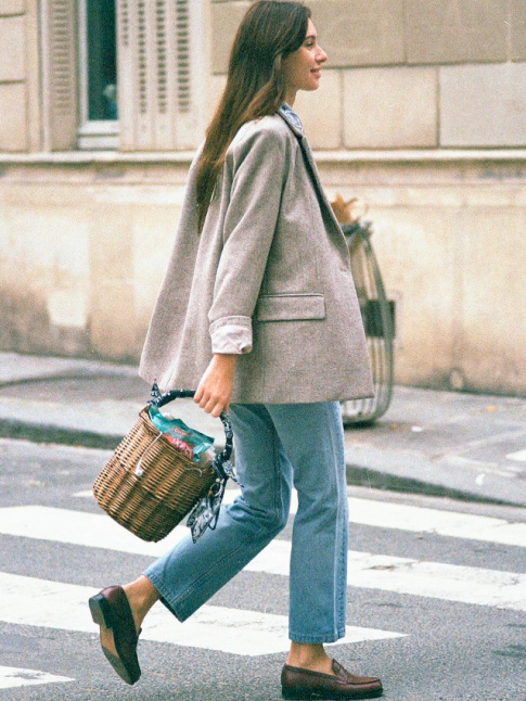 Blazer + mocassins + jean 7/8 + panier = le bon mix