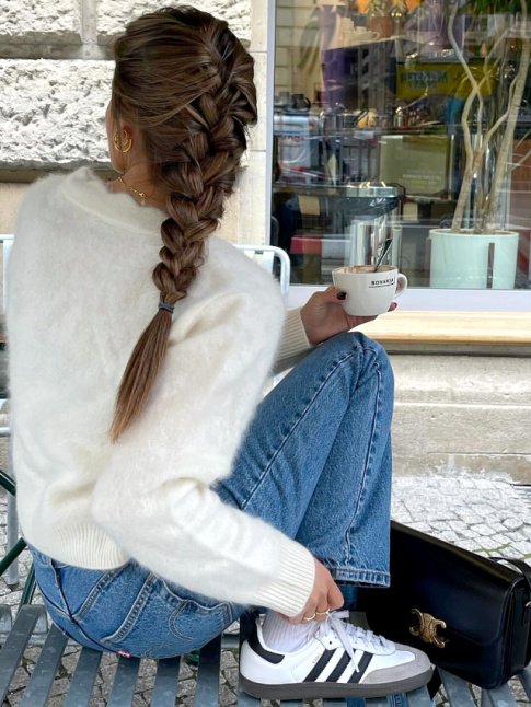 Tresse africaine lche + cardigan moelleux + baskets rtro = le bon mix