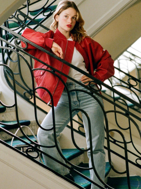 Blouson en cuir rouge + jean droit bleu dlav = le bon mix