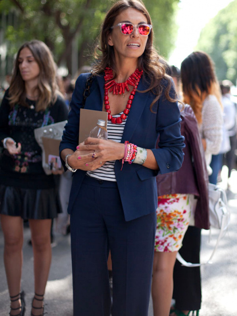 Costume sage bleu marine + accumulation de colliers rouges + rayures marinire + lunettes espigles = le bon mix